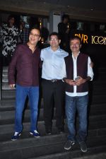 Vidhu Vinod Chopra, Rajkumar Hirani at Dangal premiere on 22nd Dec 2016